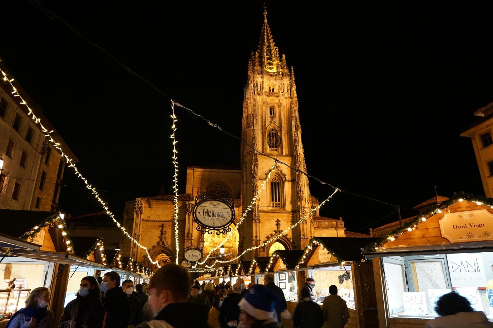 Mercado de Navidad Oviedo 2025: ambiente y luces en el centro