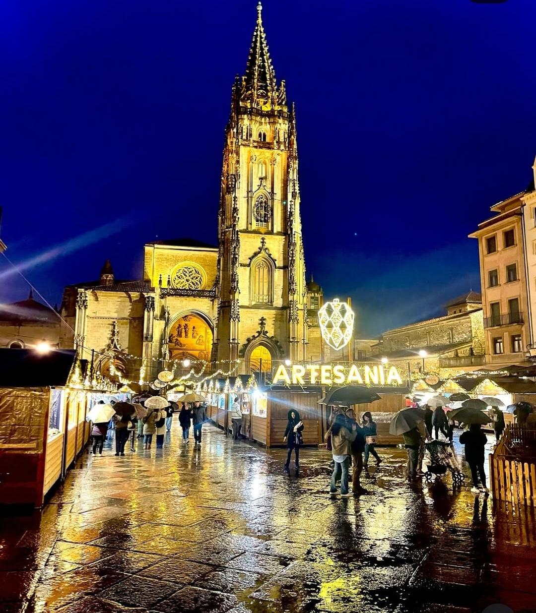 Ruta desde Gascona al Mercado de Navidad Oviedo 2025 con iluminación navideña