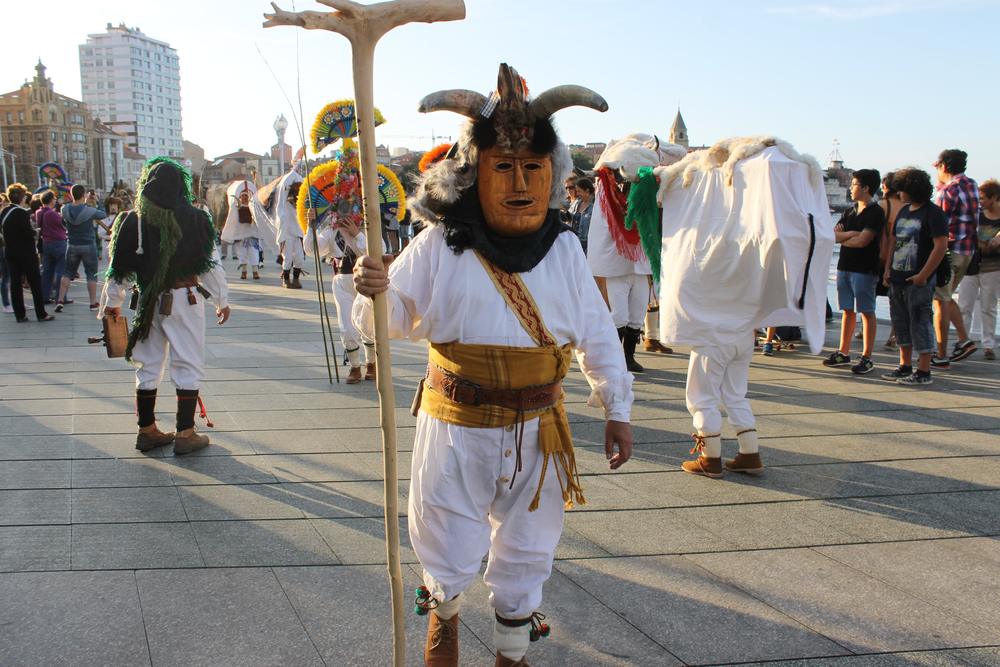 Carnaval en Asturias en febrero: ambiente festivo cercano a Oviedo (Antroxu Oviedo 2026)