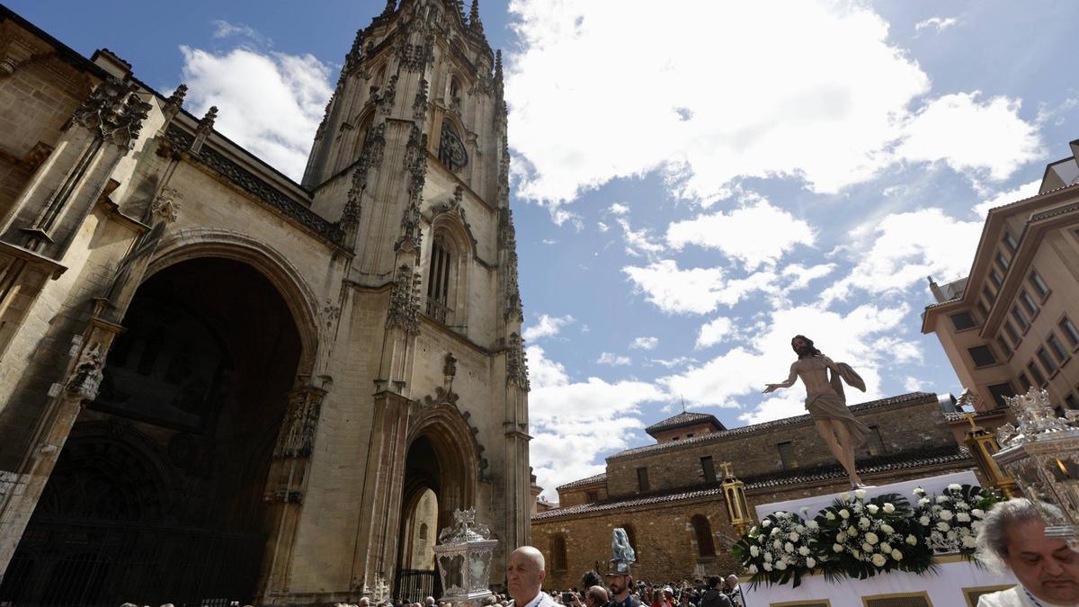 Semana Santa en Oviedo 2026 con procesión junto a la catedral en el centro histórico