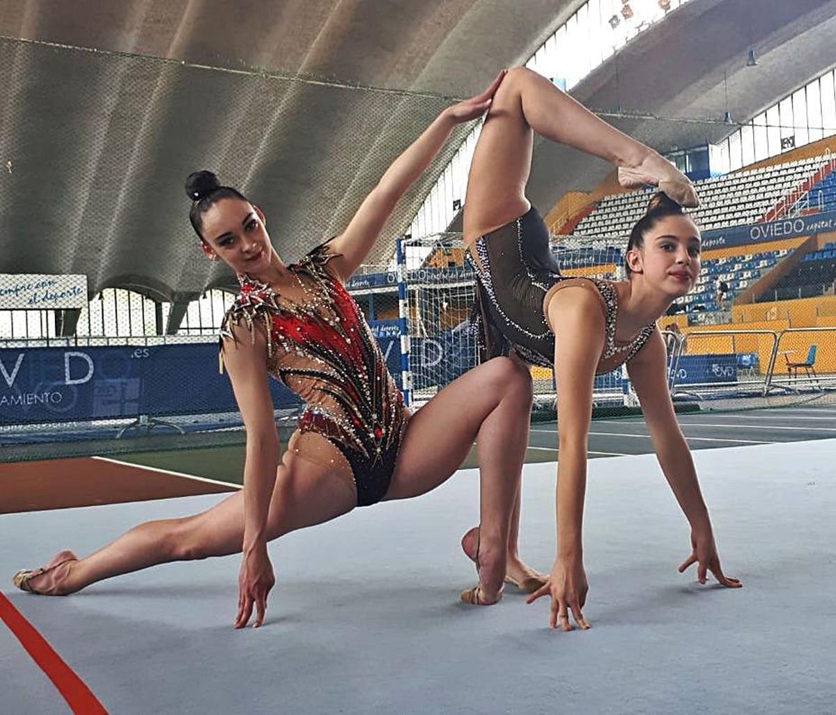 Dos gimnastas en la pista del Palacio de los Deportes de Oviedo durante una competición de gimnasia rítmica