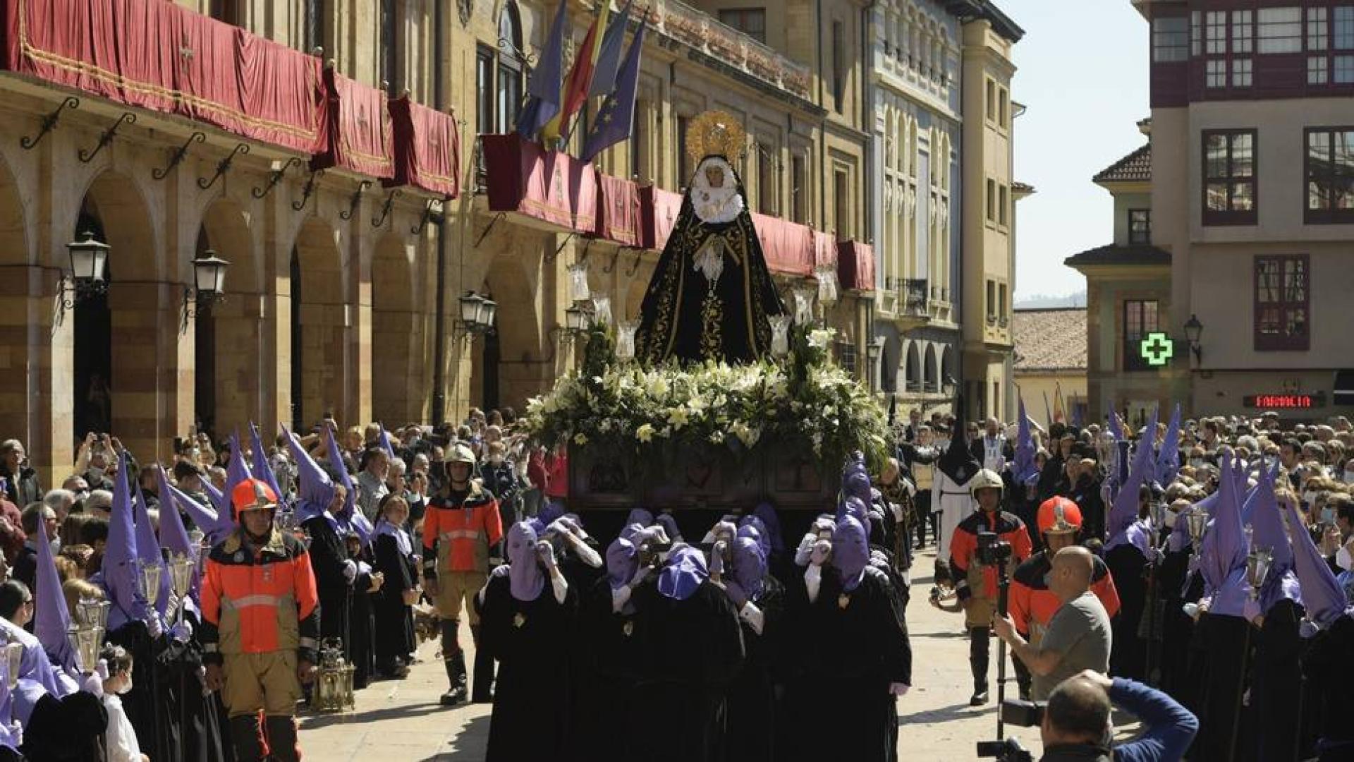 Procesión de Semana Santa en Oviedo recorriendo el centro histórico