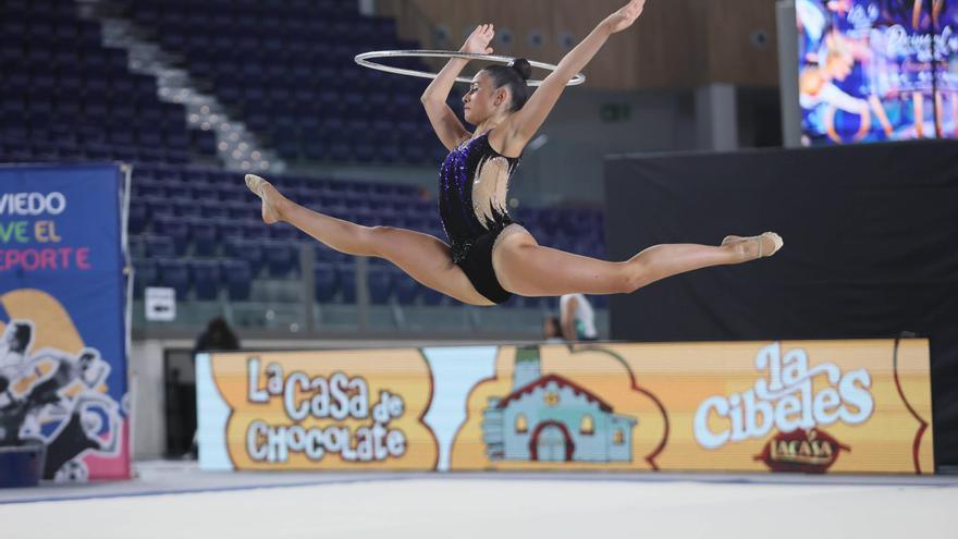 Gimnasta compitiendo con aro en Oviedo durante el campeonato nacional de gimnasia rítmica 2026