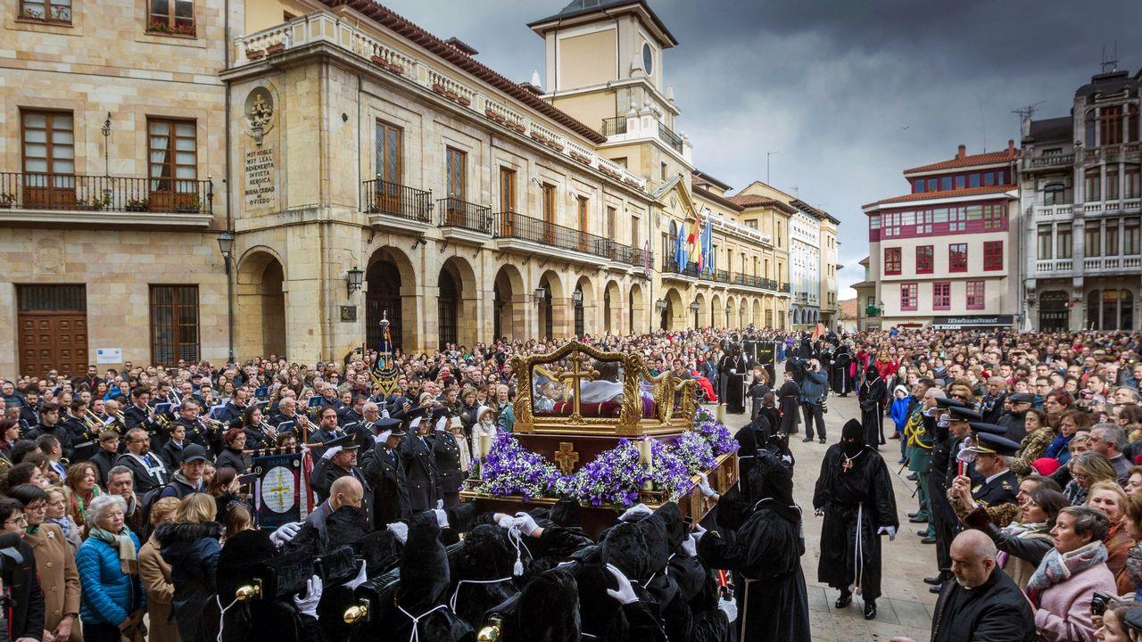 Procesión de Semana Santa en Oviedo con gran ambiente en el centro de la ciudad