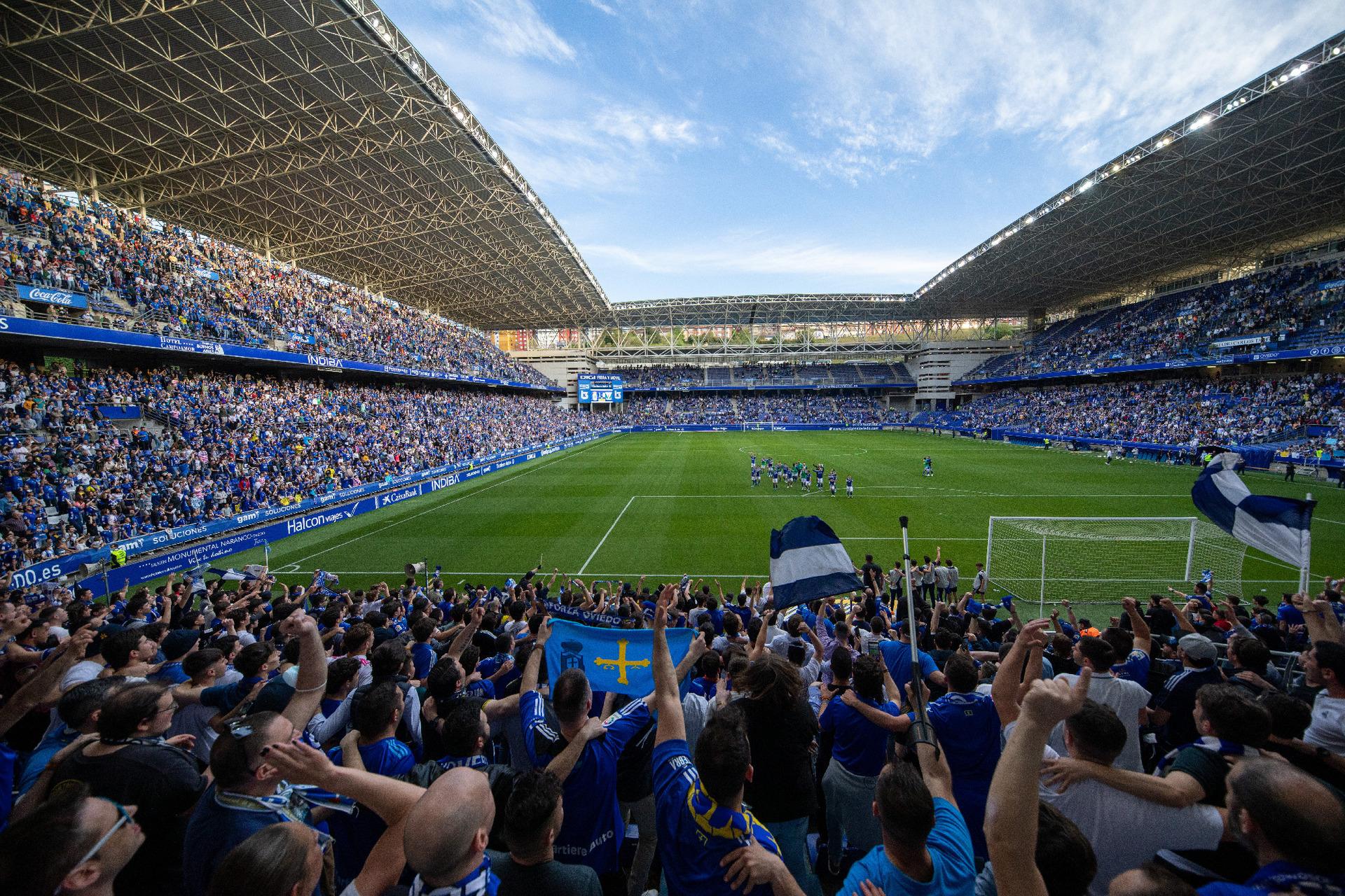 Afición del Real Oviedo animando en el Carlos Tartiere antes de un gran partido