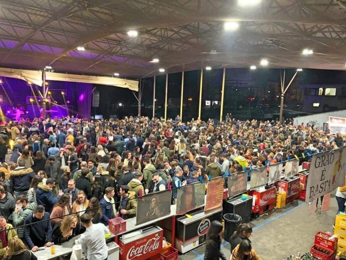 Ambiente festivo en Primera Flor de Grado 2026 durante la programación musical