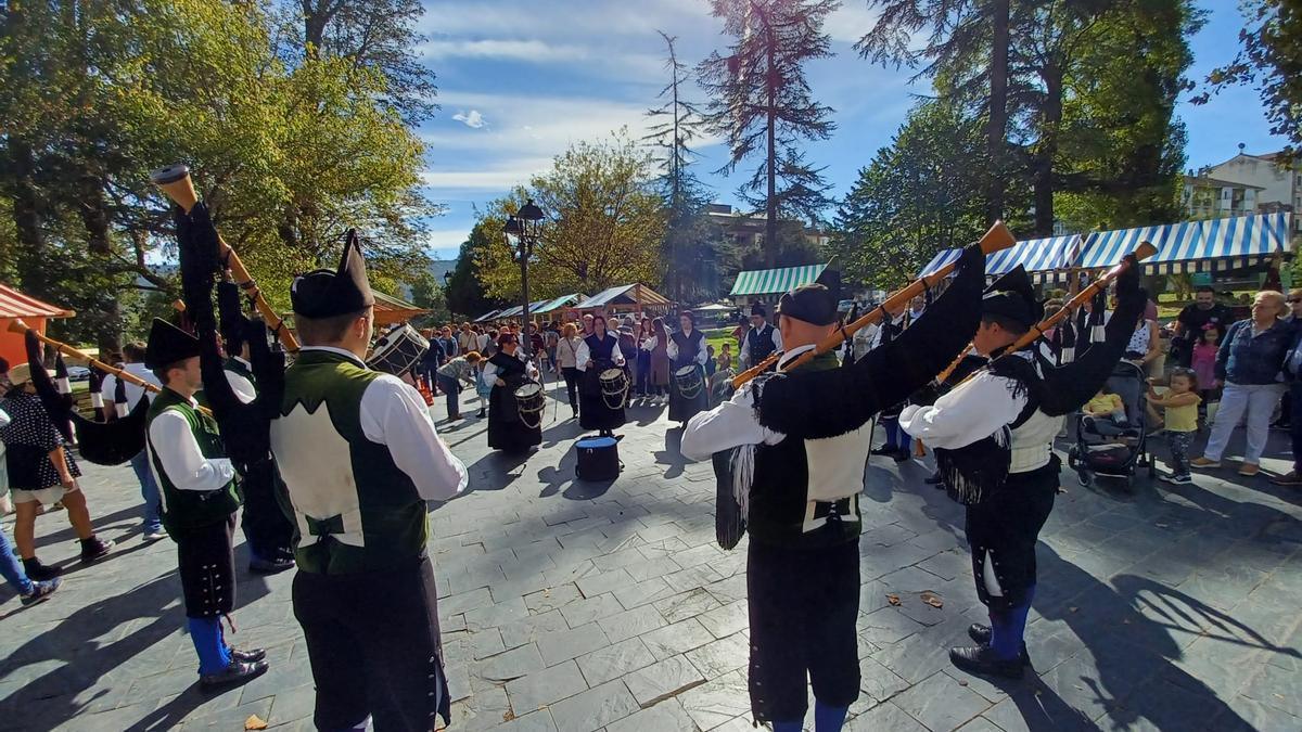Tradición asturiana en Primera Flor de Grado 2026 con gaiteros y público