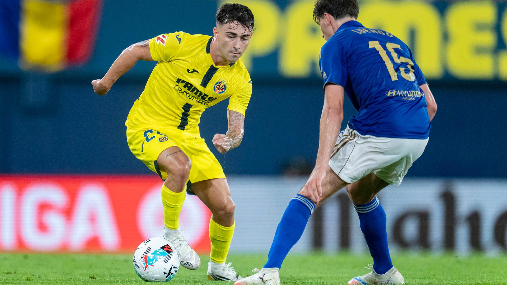 Acción de juego entre Real Oviedo y Villarreal CF en un partido de fútbol
