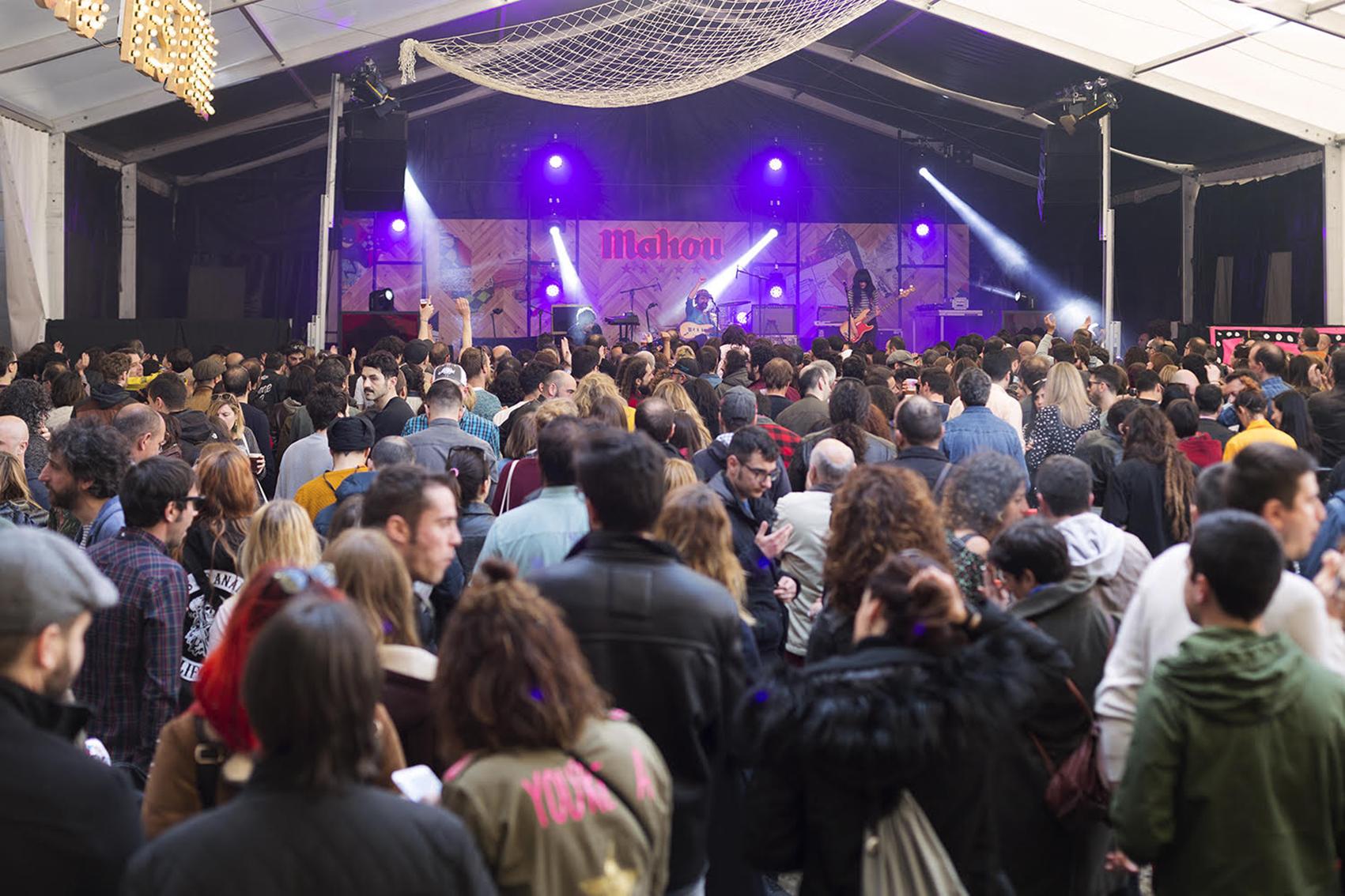 Concierto en directo con público en el Gijón Sound Festival
