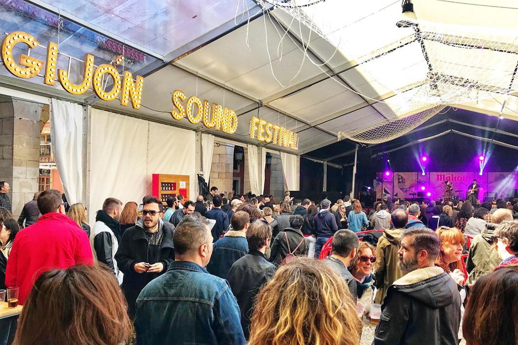 Ambiente del Gijón Sound Festival con público y escenario en Gijón