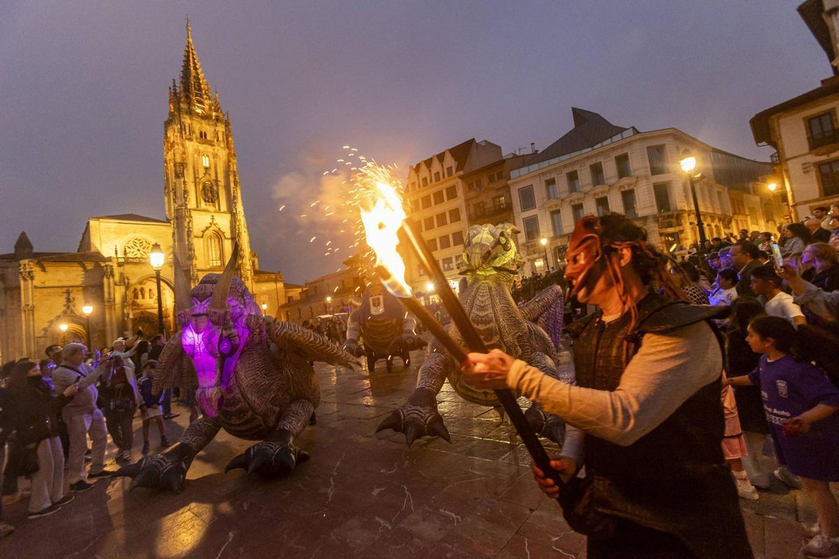Pasacalles de San Juan en Oviedo con antorcha, dragones y la Catedral al fondo