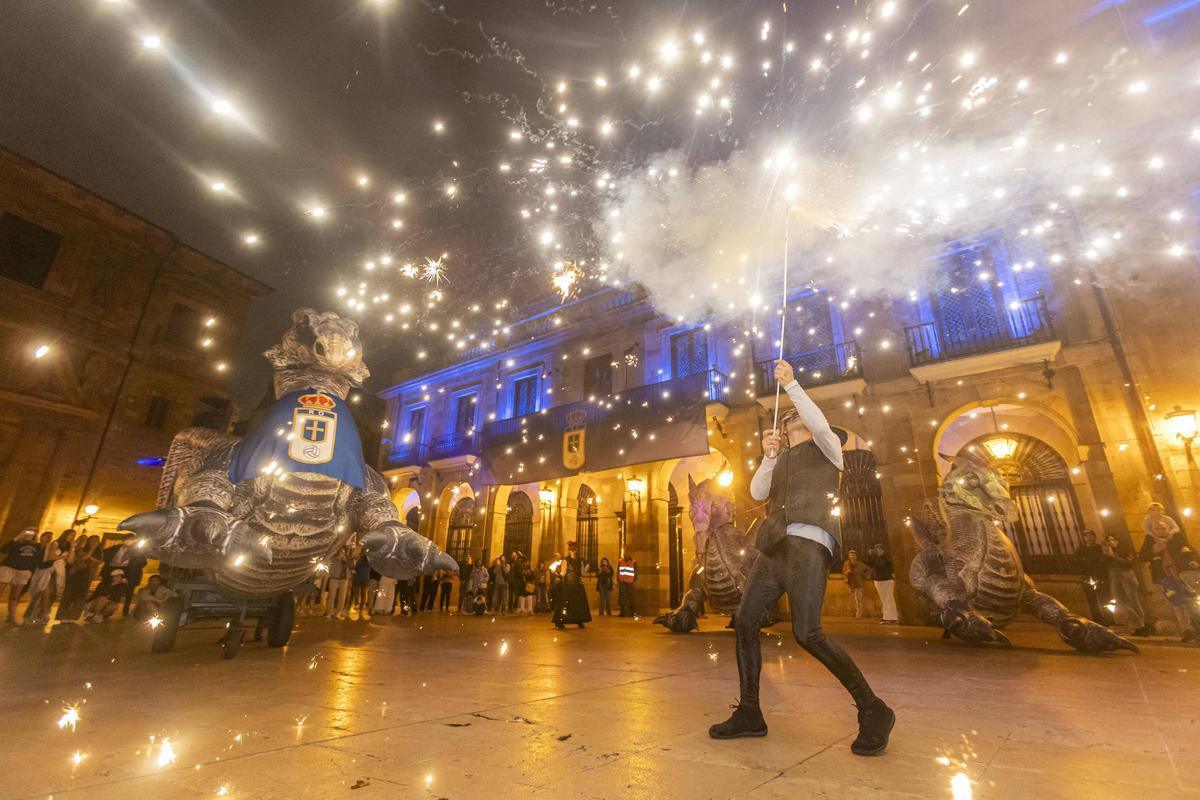 Espectáculo de fuego y dragones durante San Juan en el centro de Oviedo