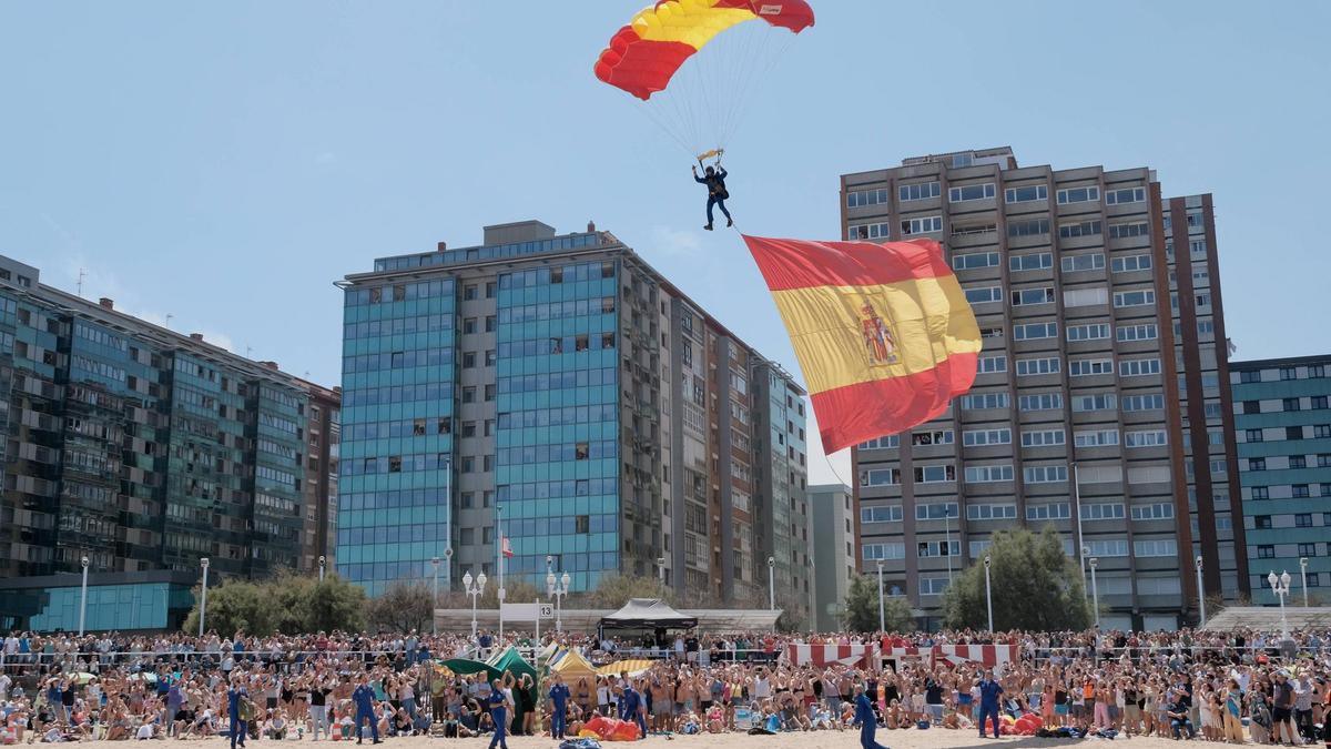 Paracaidista con una gran bandera de España durante el Festival Aéreo de Gijón
