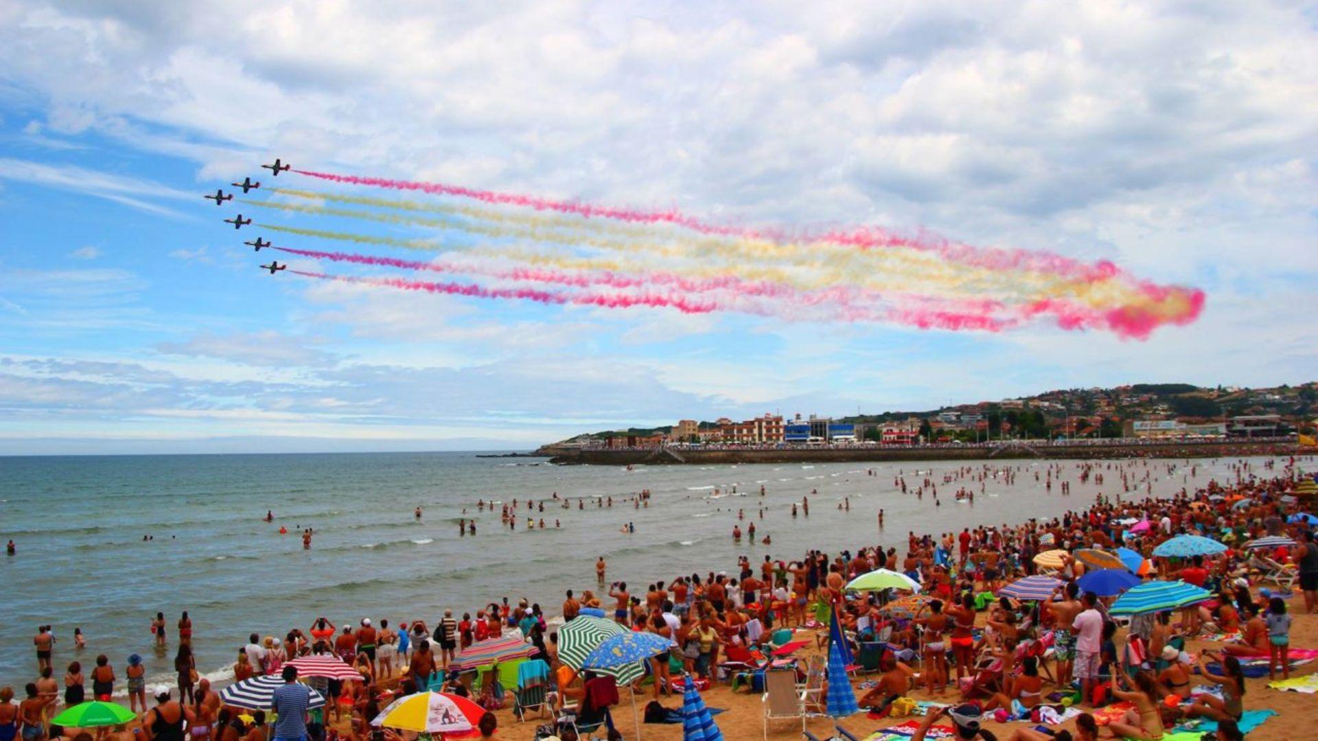 Público en la playa de San Lorenzo viendo la exhibición del Festival Aéreo de Gijón