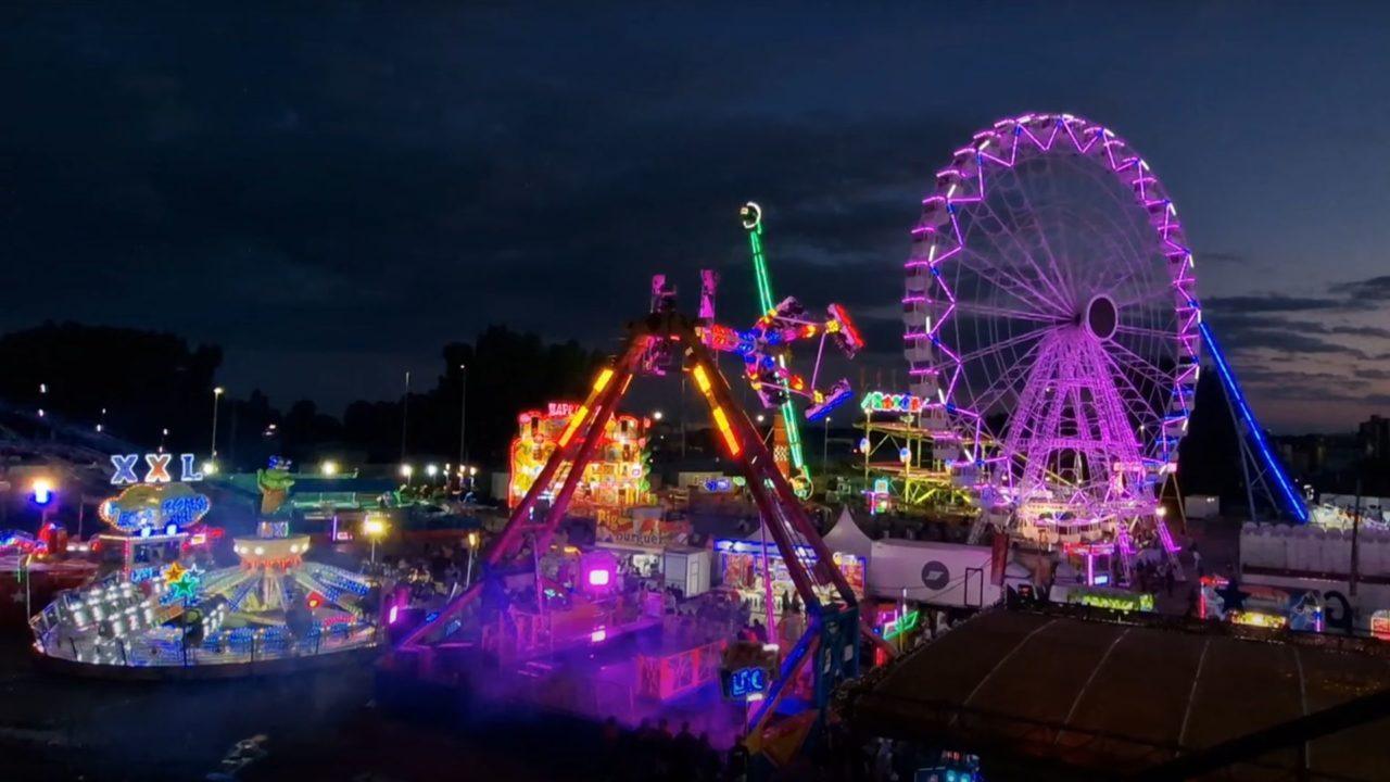 Atracciones iluminadas de noche en la Semana Negra Gijón 2026