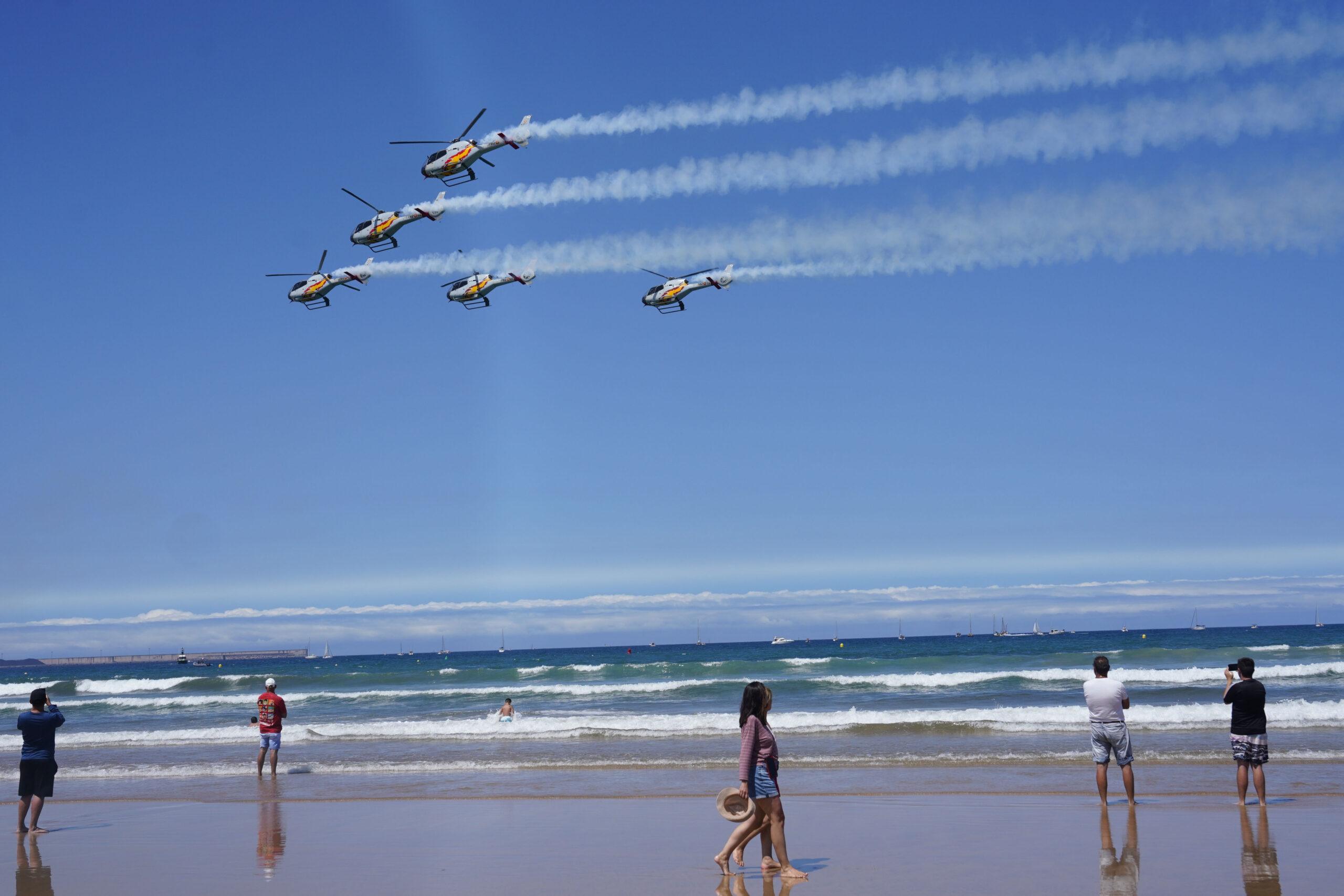 Helicópteros sobre el mar durante el Festival Aéreo de Gijón 2026