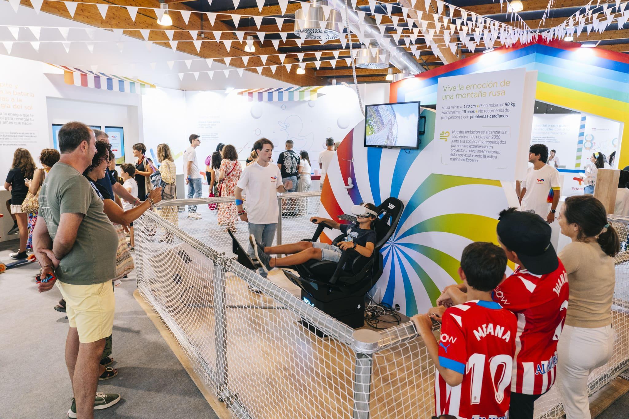 Familias disfrutando de una experiencia interactiva en FIDMA Gijón